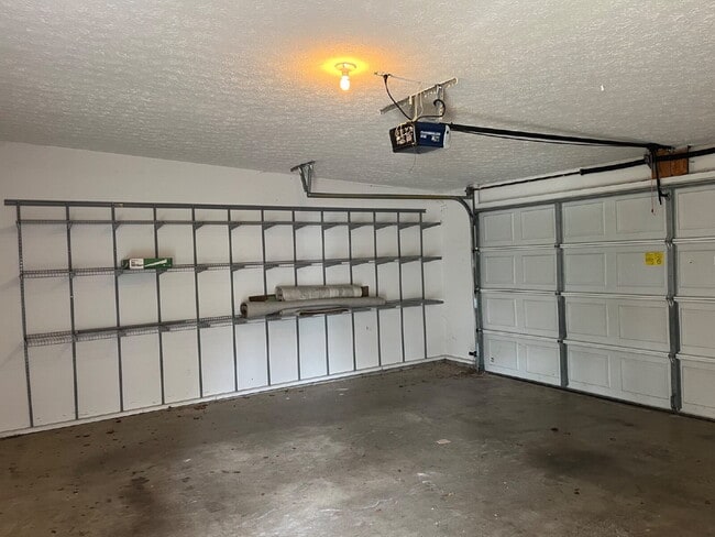 Building Photo - 135 Lake Chateau Dr