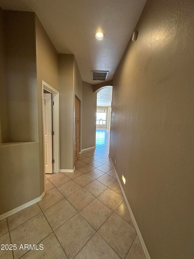 Building Photo - 2053 E Clubhouse Dr