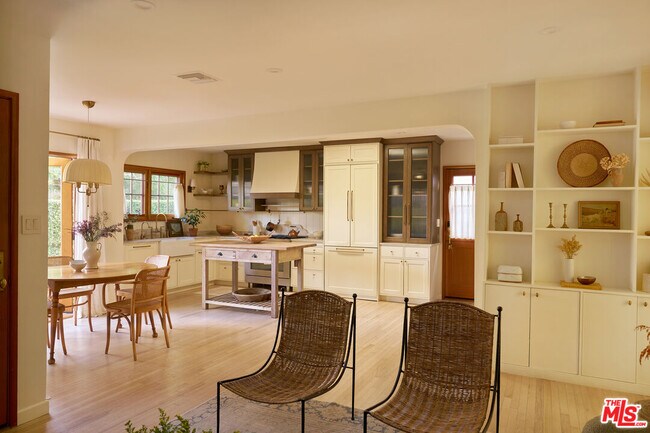 Building Photo - 655 Angelus Pl