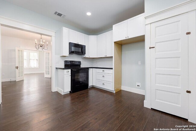 Building Photo - Hill Country Retreat