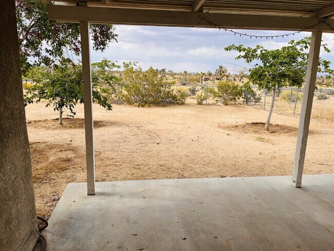 Building Photo - Charming 3-Bedroom with 2 Full Baths on th...