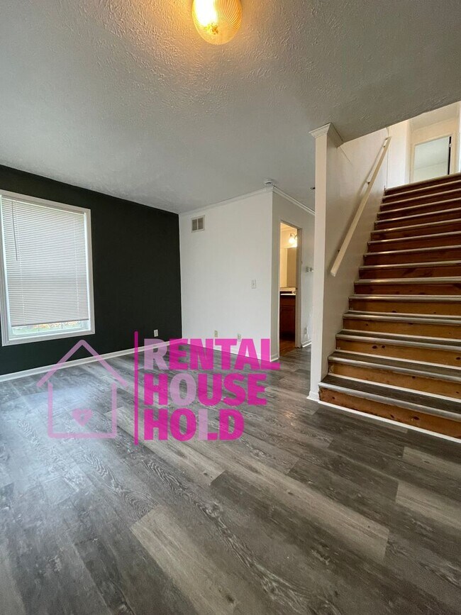 Building Photo - Completely Redone 3 Bed 1.5 Bath Rental!