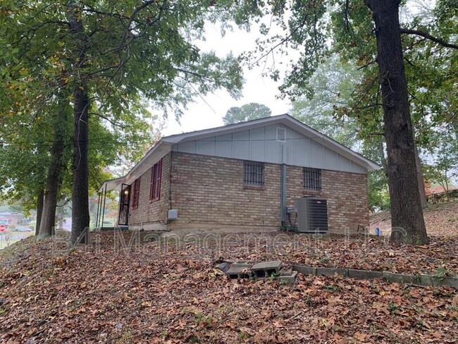 Building Photo - 3025 Sprucewood Dr