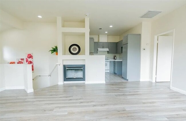 Building Photo - Live Smart in This Stylish 1BR