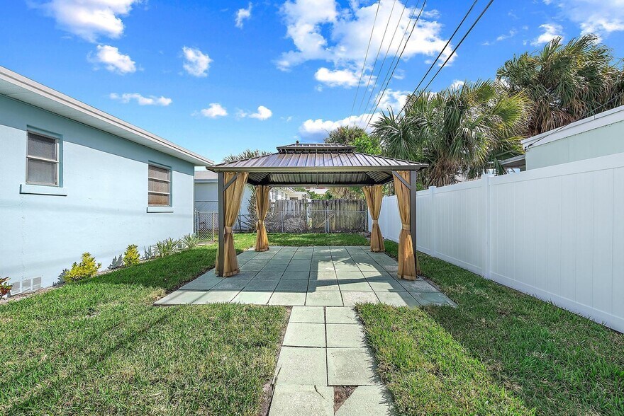 Building Photo - 135 E 28th St