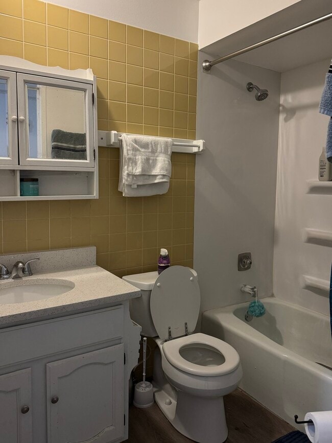 Building Photo - 13 Parkside Ct