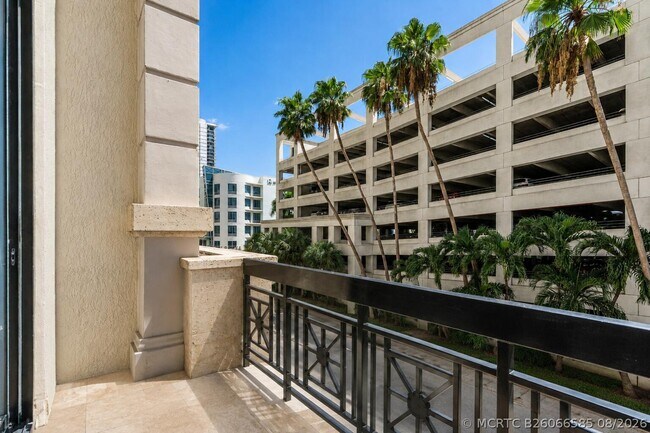 Building Photo - 801 S Olive Ave