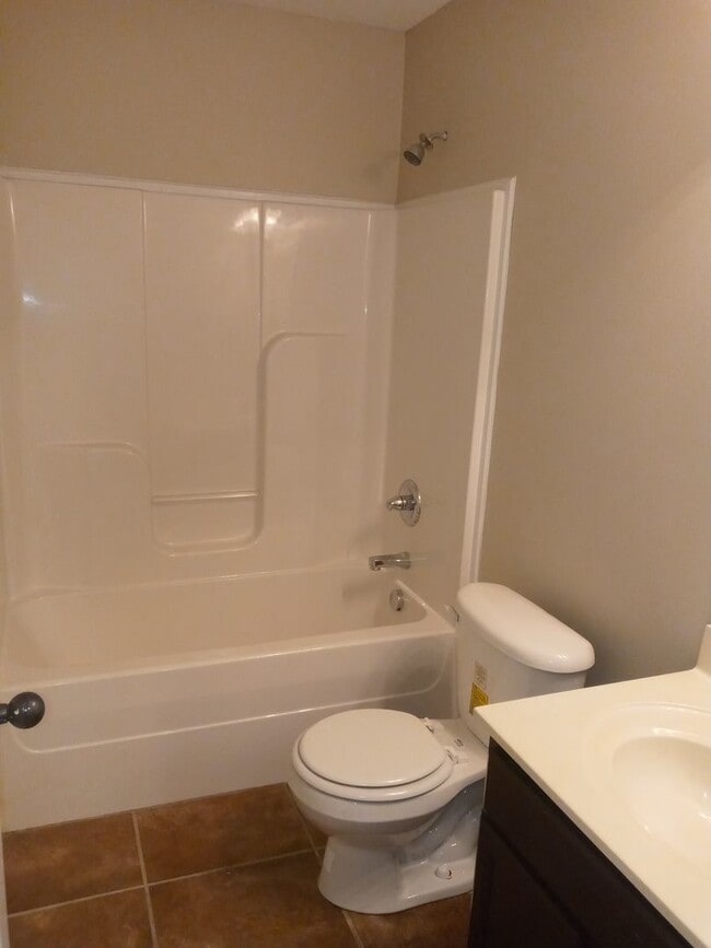 Building Photo - Beautiful 3 Bedroom, 2 Bath Split-Level Townhome with Garage