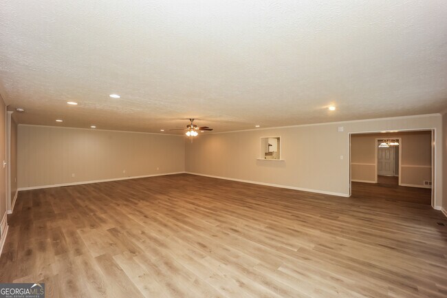 Building Photo - 600 Emerald Dr