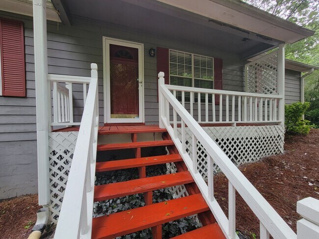 Building Photo - Charming Douglasville Home with Bonus Base...