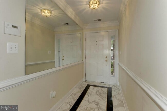 Building Photo - 2217 N Oak Ct