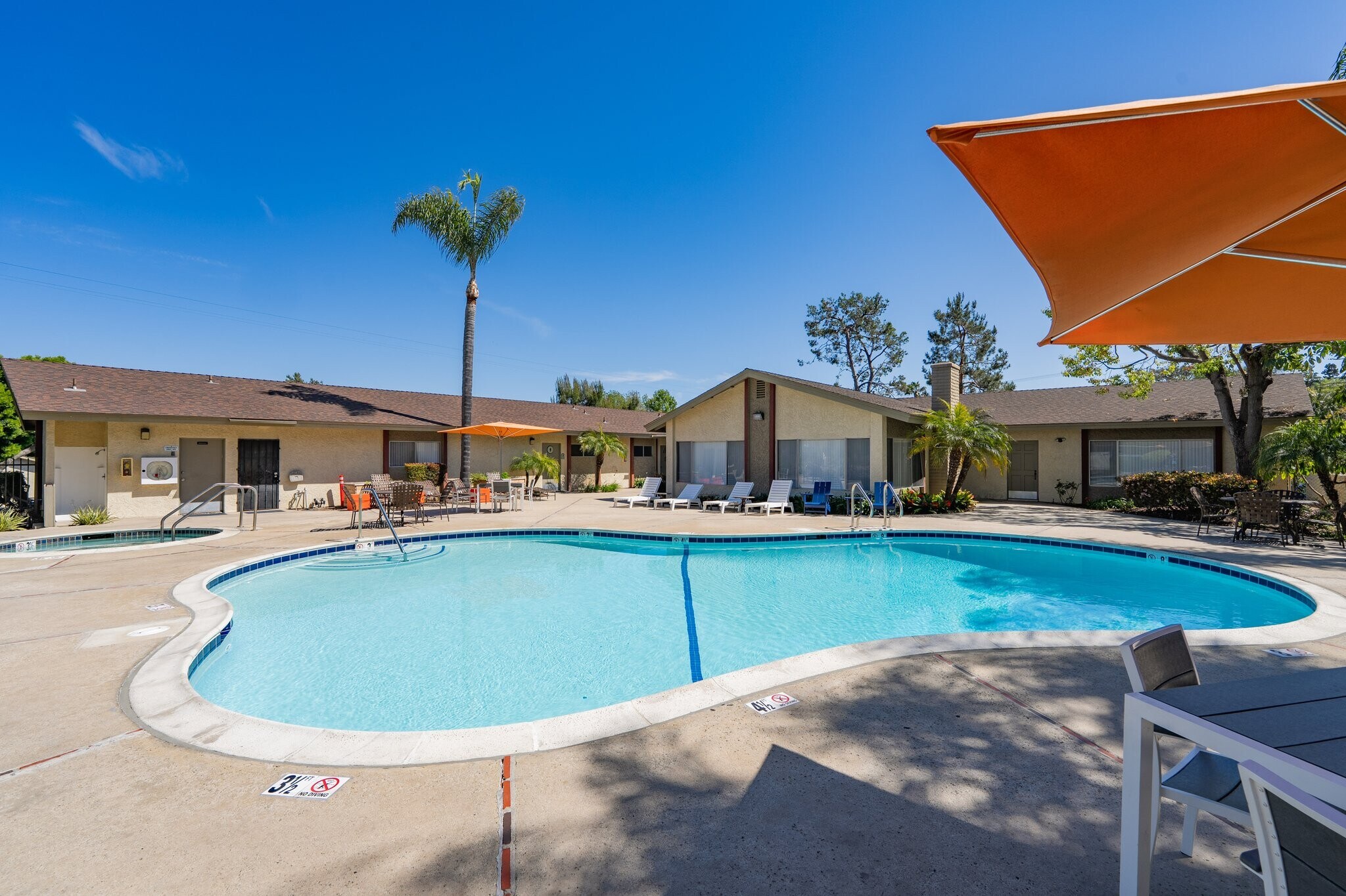 Building Photo - 800 E Bobier Dr