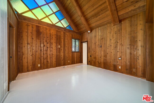 Building Photo - 201 S Larchmont Blvd