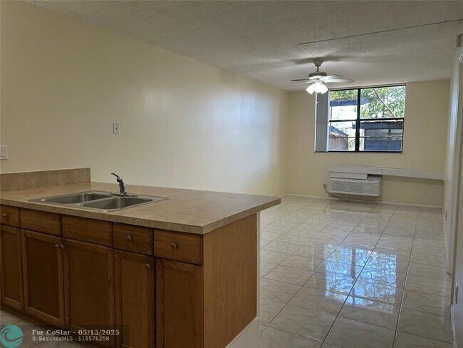 Building Photo - 2401 Riverside Dr