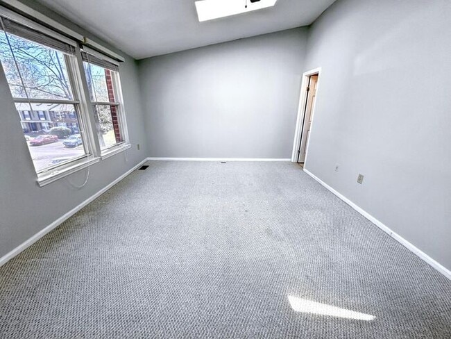 Building Photo - Charming 2-Bedroom Home with Modern Amenit...