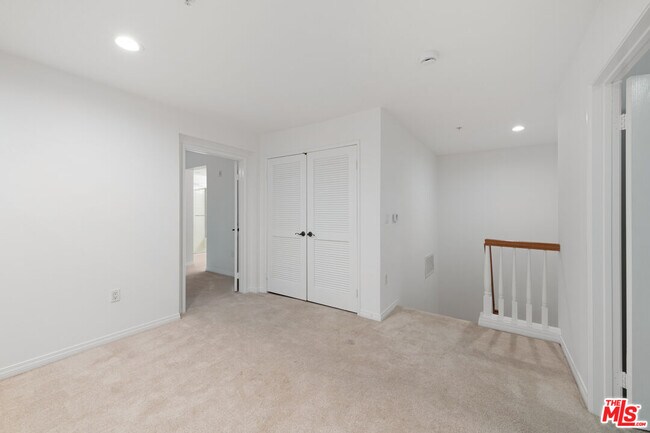 Building Photo - 6020 S Seabluff Dr