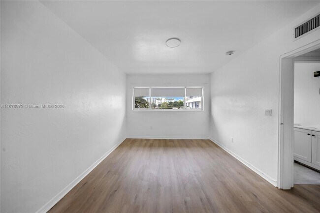 Building Photo - 10001 W Bay Harbor Dr