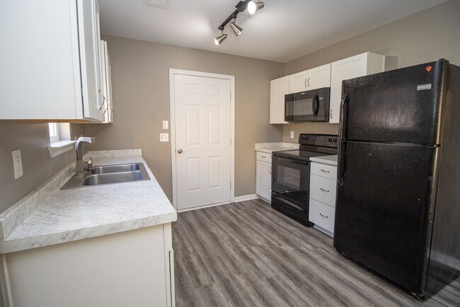 Building Photo - 101 Saskatoon Dr