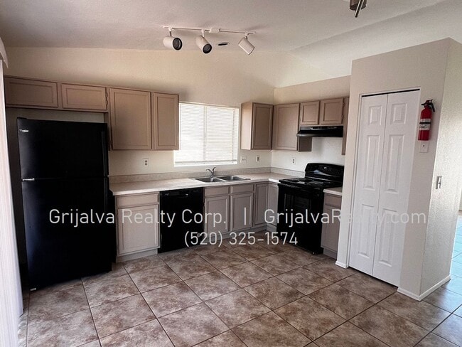 Building Photo - 3 Bedroom, 2 Bath House for Rent Northwest...