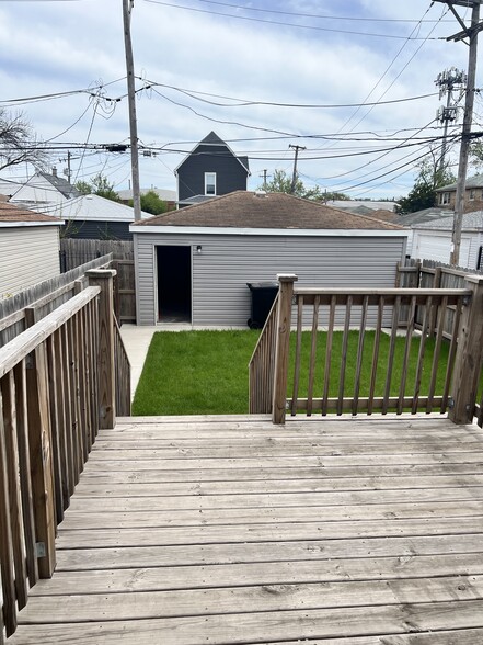 Building Photo - 7045 S Oakley Ave