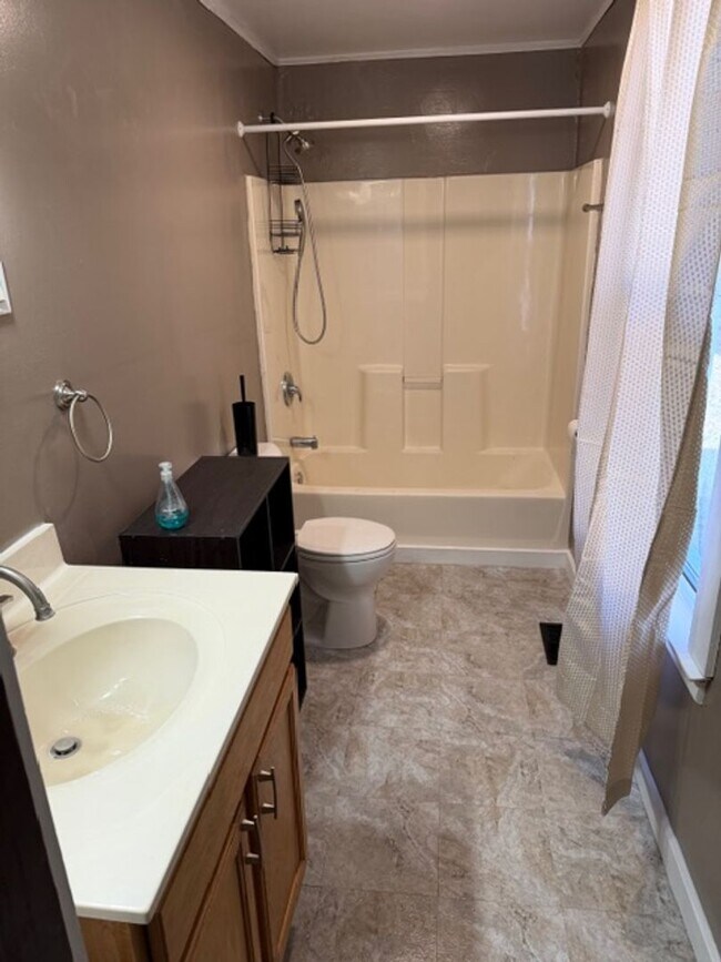 Building Photo - 2 Bedrooms & 1 Bathroom in Barberton (West Side)