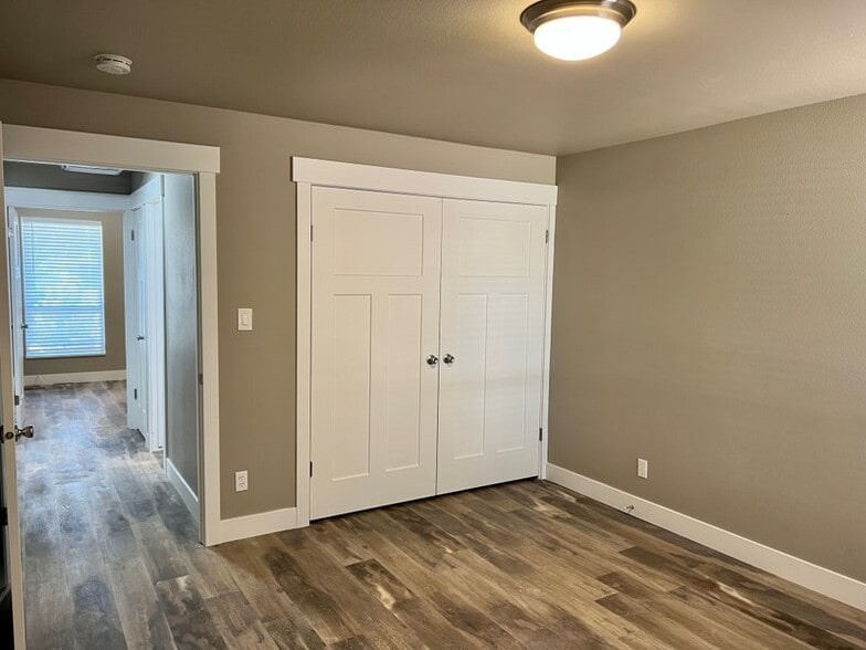 Building Photo - 170 W 975 N