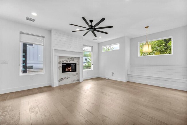 Building Photo - 2405 E 11th St