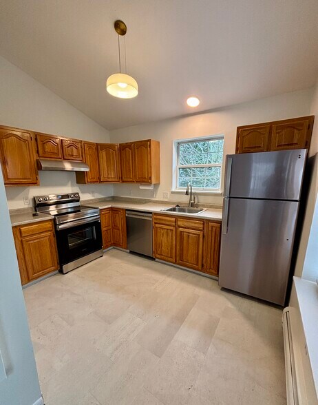 Building Photo - 402 Warren Rd