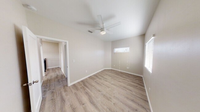 Building Photo - 4BD/2BA, Great Yard Space!
