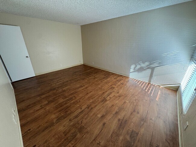 Building Photo - Spacious One-Bed One-Bath Condo Located At...