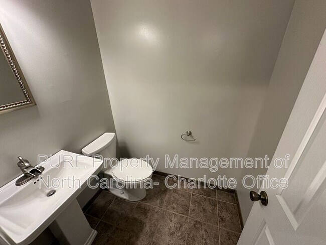 Building Photo - 12115 Landing Green Dr