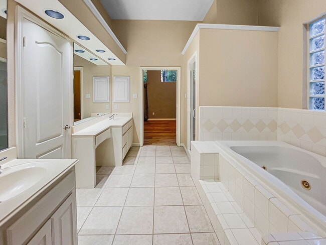 Primary bedroom ensuite. - 1314 Creekwood Dr