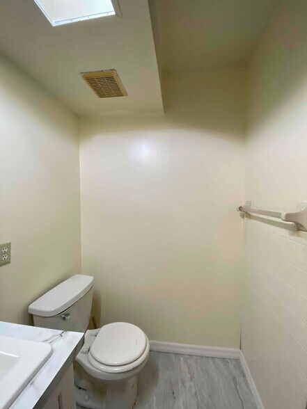 Building Photo - 916 Buccaneer Dr