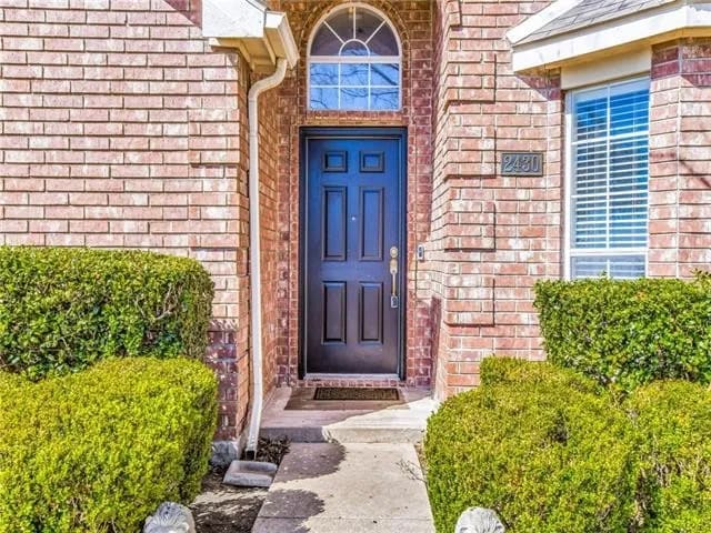 Building Photo - 2430 Norwich Dr