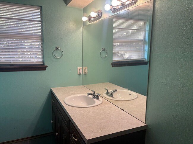 Building Photo - Three bedroom home in Del City