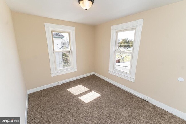 Building Photo - 915 N Division St