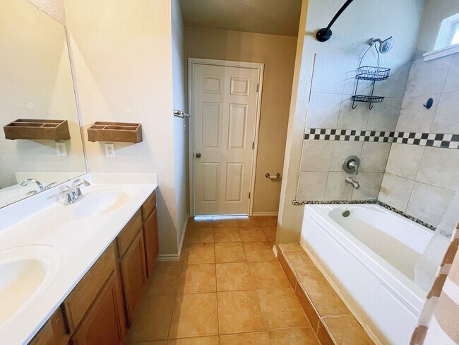 Master Bath - 577 Quarter Ave