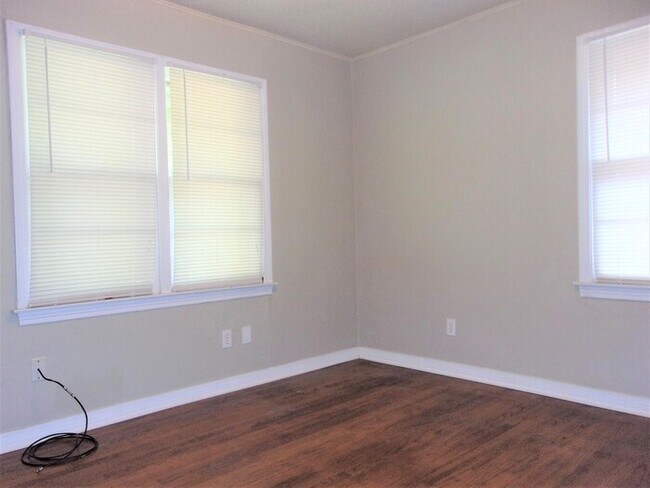 Building Photo - 3 BED 1 BATH IN CASADY HEIGHTS ADDITION OF THE VILLAGE