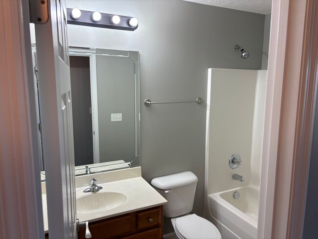 Building Photo - 5012 S Cross Point Ct