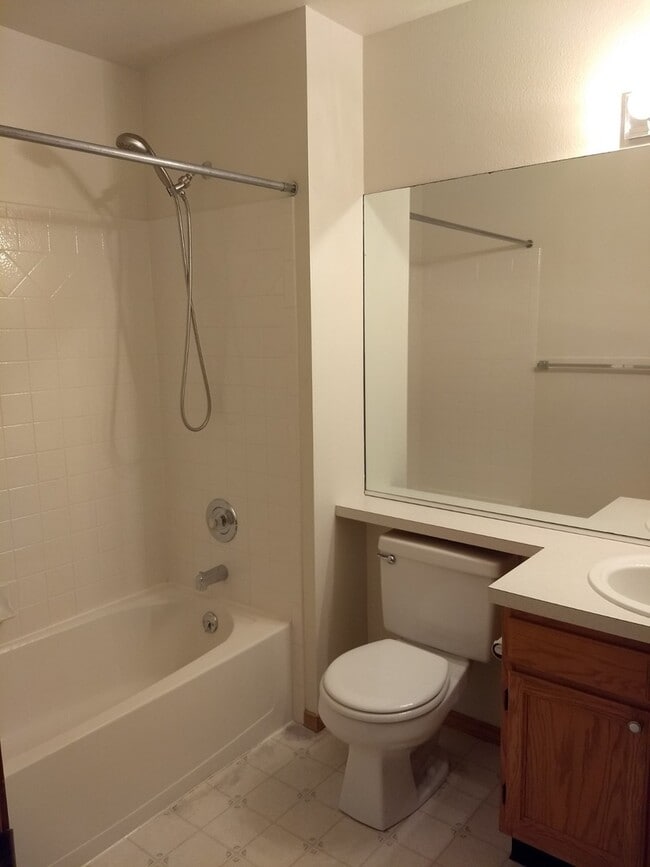Building Photo - 4 Bed 2.5 Bath w/AC off Rangewood/Vickers ...