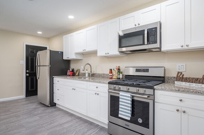 Building Photo - Beautifully renovated single family home