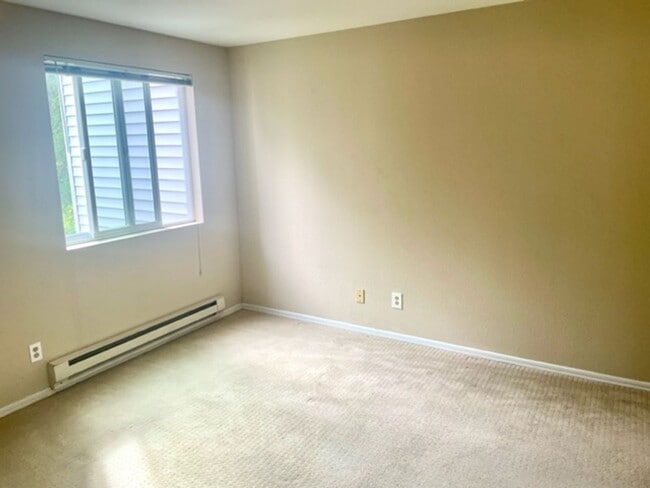 Building Photo - Location, Location, Location Prime Bellevue Condo with Private Balcony