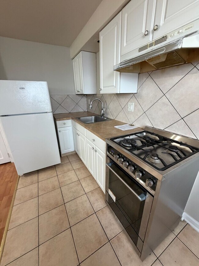 Building Photo - 2655 S 66th St