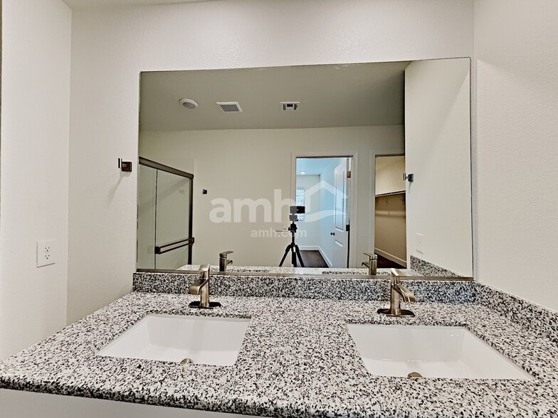 Building Photo - 1805 Macchia Ave