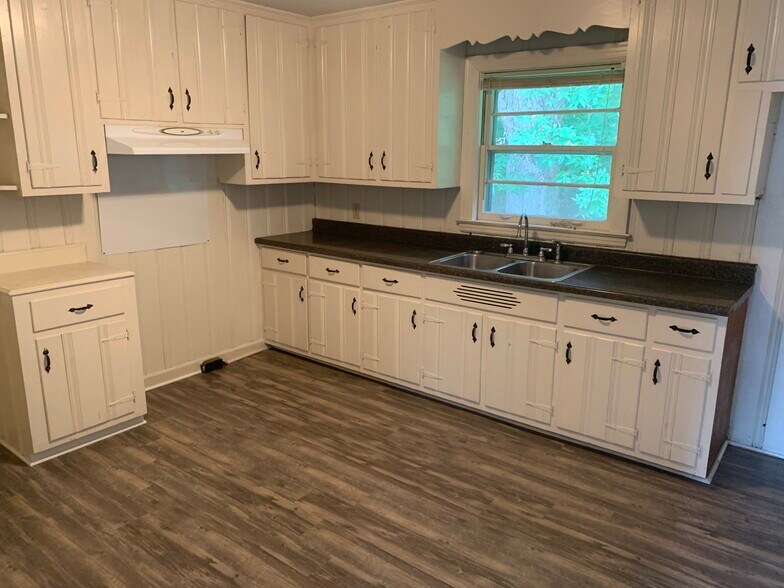 Kitchen - 103 Owen Ave