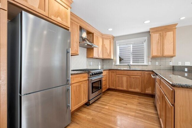 Building Photo - Immaculate Urban Townhome in Famed Alaska ...