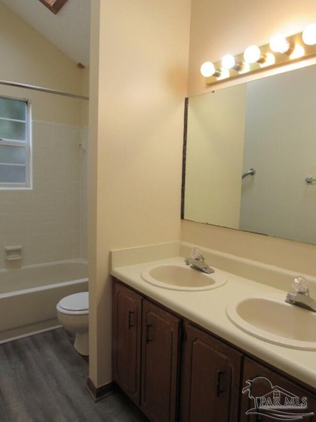 Building Photo - 2025 Cambridge Cir