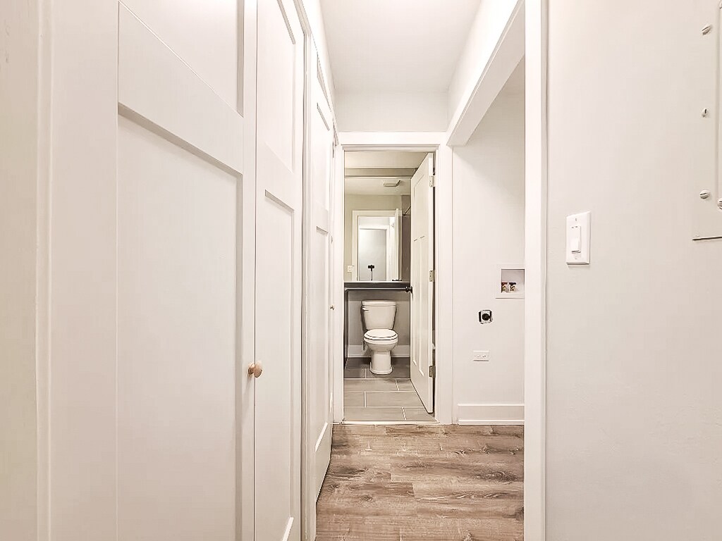 Building Photo - 525 W Surf St