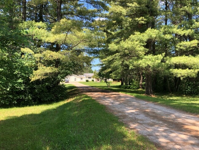 Building Photo - 2928 S Mackinaw Trl