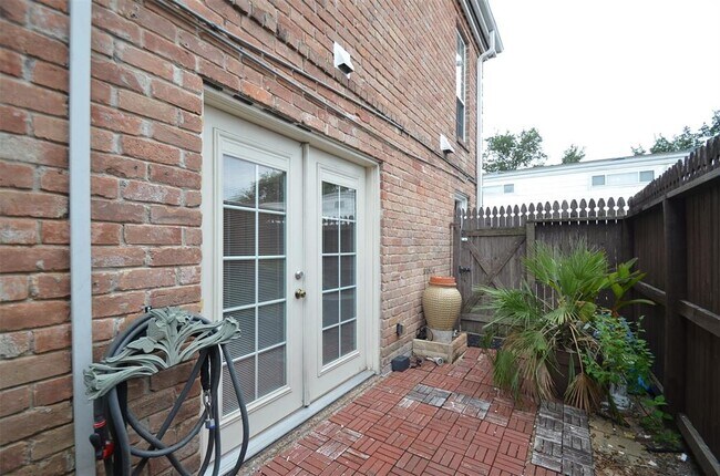 Building Photo - 6402 Del Monte Dr